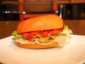 Sándwich de jamón queso lechuga y tomate
