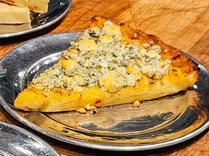 Faina con cebolla y roquefort