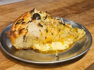 Porcion de fugazzeta rellena