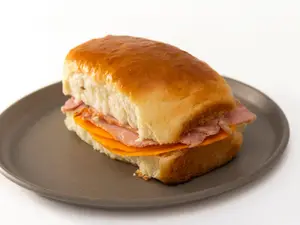 Pebete de cheddar y lomo