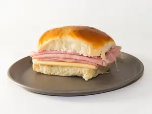 Pebete de jamón y queso