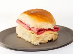 Pebete de salame y queso