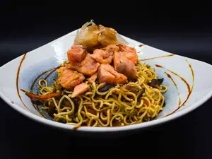 Yakisoba salmón