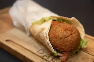 Falafel Sandwich + Porción De Papas
