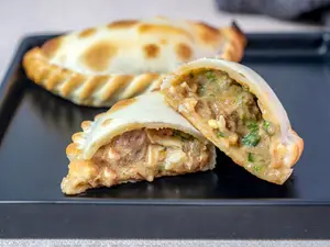 Empanada de carne cortada a cu