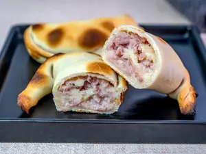 Empanada De Jamón Y Queso