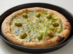 Pizza Muzza y Pesto de Rúcula