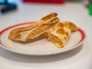 Empanada de cebolla y queso
