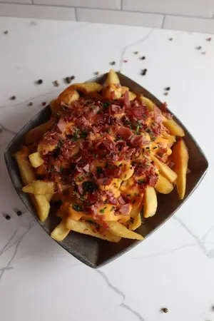 Papas con cheddar y panceta