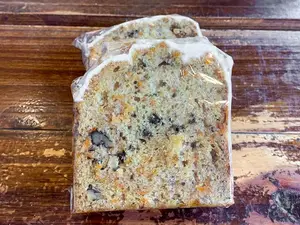 Porción de budín carrot cake