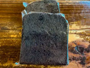 Porción de budín de chocolate