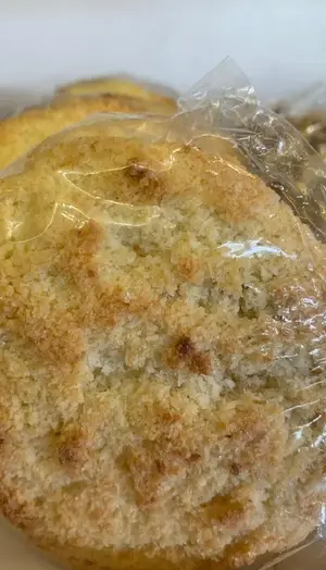 Porción de tarta de coco y ddl