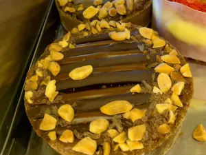 Porcion de tarta snicker