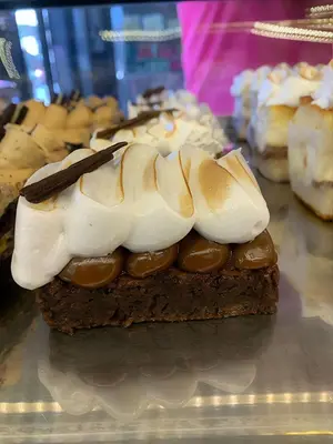 Porcion de torta brownie