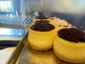 Porcion de torta cheesecake