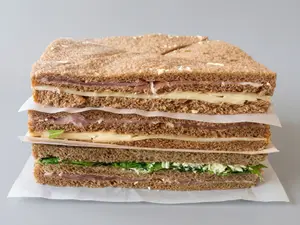 Sándwich miga crudo y queso