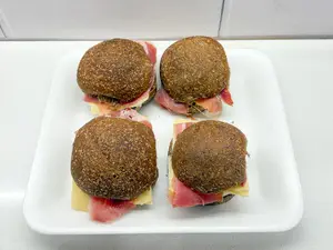 Sandwich en pan negro cyq x 4