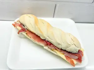 Sandwich flauta crudo y queso