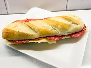 Sandwich flauta salame y queso