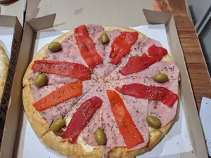 Pizza con jamón y morrón