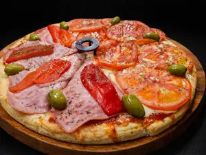 Pizza napo, jamón y morrón