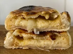 Empanada de queso y cebolla
