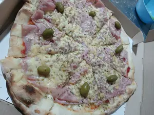 Pizza jamón con provolone