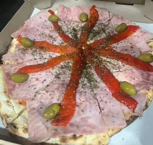Pizza jamón y morrones