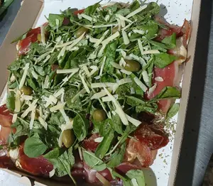 Pizza rúcula y jamón crudo