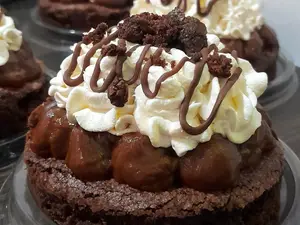 Brownie con dl y crema disponible (2un)