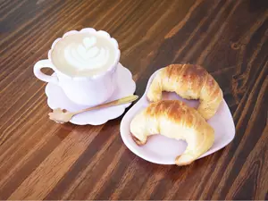 Latte con 2 medialunas
