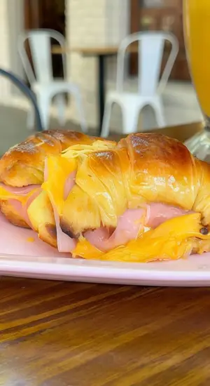 Medialunas Con Cheddar Y Jamonx2