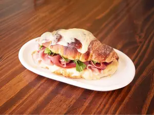 Sándwich croissant crudo gratinado