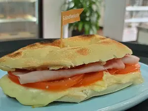 Sándwich tostado de árabe jamón y queso
