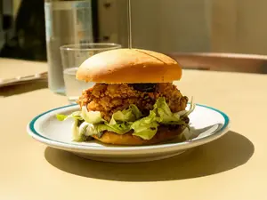 Sándwich de pollo frito