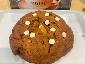 Cookie con chips de chocolate blanco