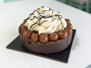 Brownie Con Crema Chantilly