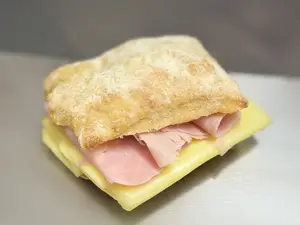 Ciabatta simple jamón y queso