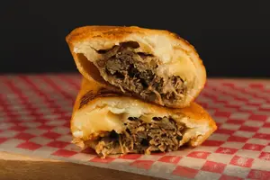 Empanada Mechada y Queso