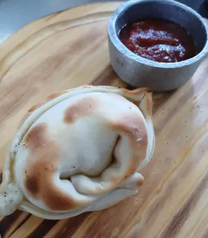 Empanada de cebolla y queso