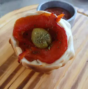 Muzza con longaniza y morrón