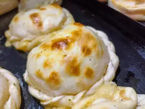 Empanada cebolla y muzza