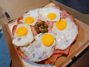 Muzza panceta y huevo frito