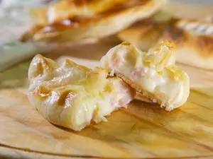 Empanada de jamón y queso