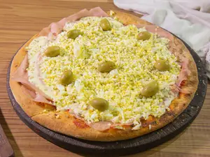 Pizza con jamón y huevo