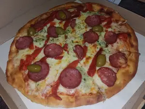 Pizza de calabresa al roquefor