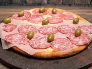 Pizza de calabresa con jamón
