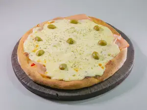 Pizza de muzzarella con jamón