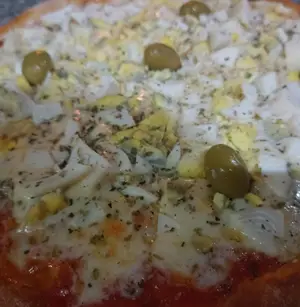 Pizza muzzarella con huevo