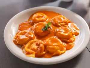 Pasta rellena de jamón y queso